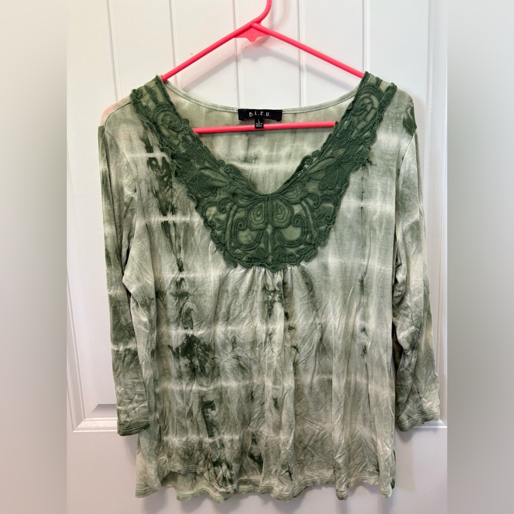BLEU Green Tie-Dye Women's Top with lace detail neckline. Size Large. 3/4 sleeve